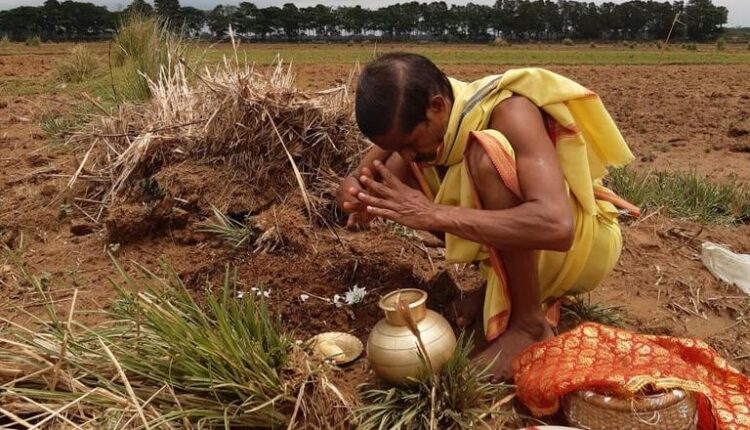 akhi-muthi-anukula-ritual-on-the-occasion-of-akshaya-tritiya